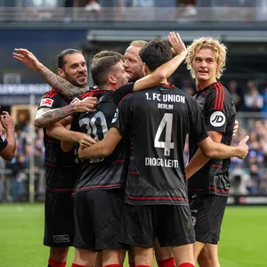 Tom Rothe jubelt mit seinen Teamkollegen.
