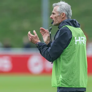 Kees van Wonderen pfeift und klatscht mit den Händen