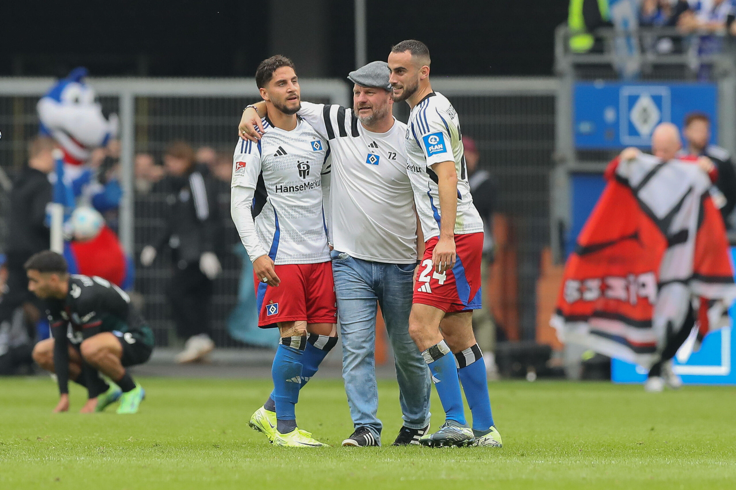 Ein glücklicher Trainer im Kreise seiner Profis: Steffen Baumgart feiert den Sieg gegen Magdeburg mit Ludovit Reis (l.) und Lucas Perrin.