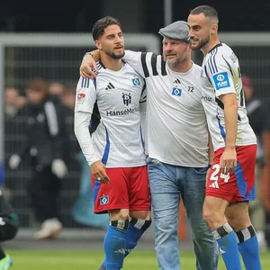 Ein glücklicher Trainer im Kreise seiner Profis: Steffen Baumgart feiert den Sieg gegen Magdeburg mit Ludovit Reis (l.) und Lucas Perrin.