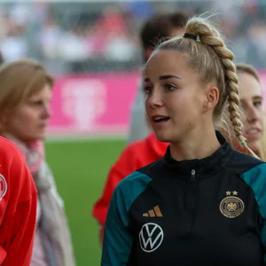 Giulia Gwinn beim öffentlichen Training des DFB
