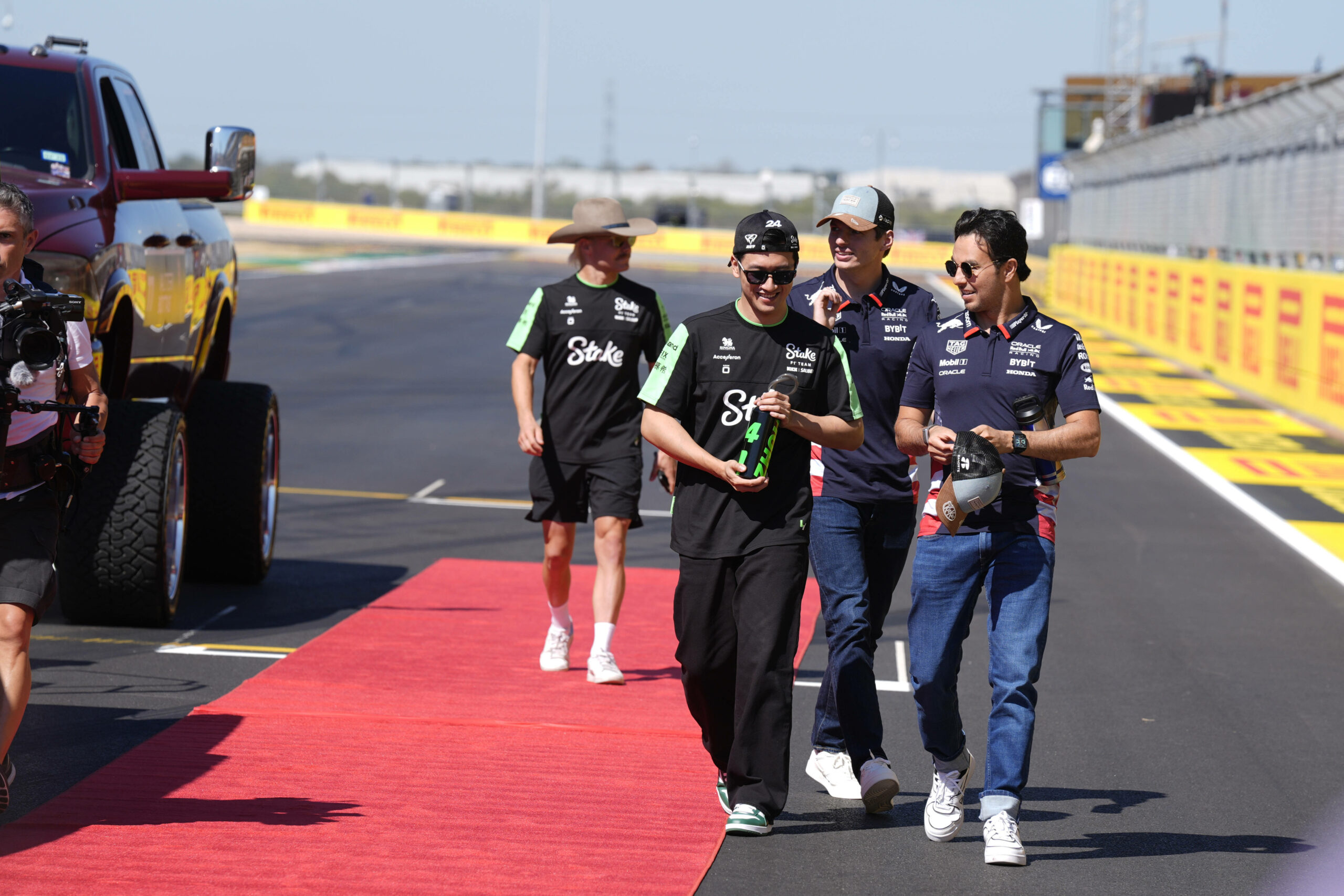 Sergio Pérez mit Zhou Guanyu, Max Verstappen und Valtteri Bottas bei der Fahrerpräsentation in Austin, Texas