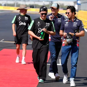 Sergio Pérez mit Zhou Guanyu, Max Verstappen und Valtteri Bottas bei der Fahrerpräsentation in Austin, Texas