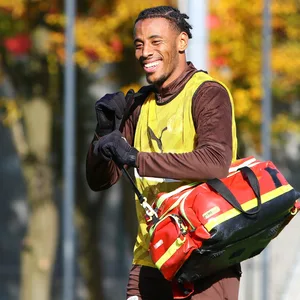 Morgan Guilavogui lacht beim Training