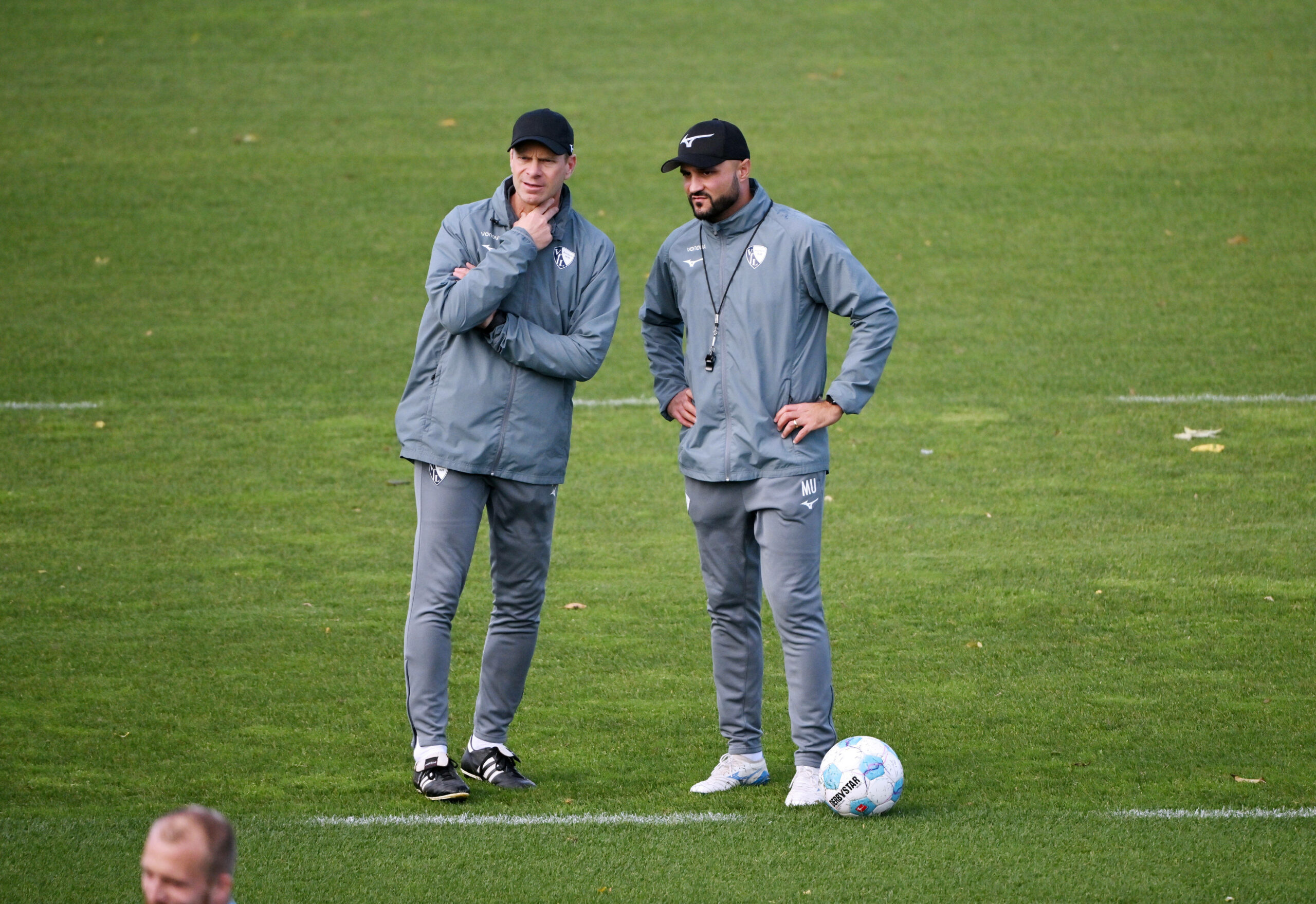 Bochums Interimstrainer Markus Feldhoff und Murat Ural im Gespräch auf dem Trainingsplatz