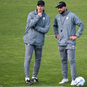 Bochums Interimstrainer Markus Feldhoff und Murat Ural im Gespräch auf dem Trainingsplatz