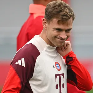 Joshua Kimmich fässt sich an das Ohr