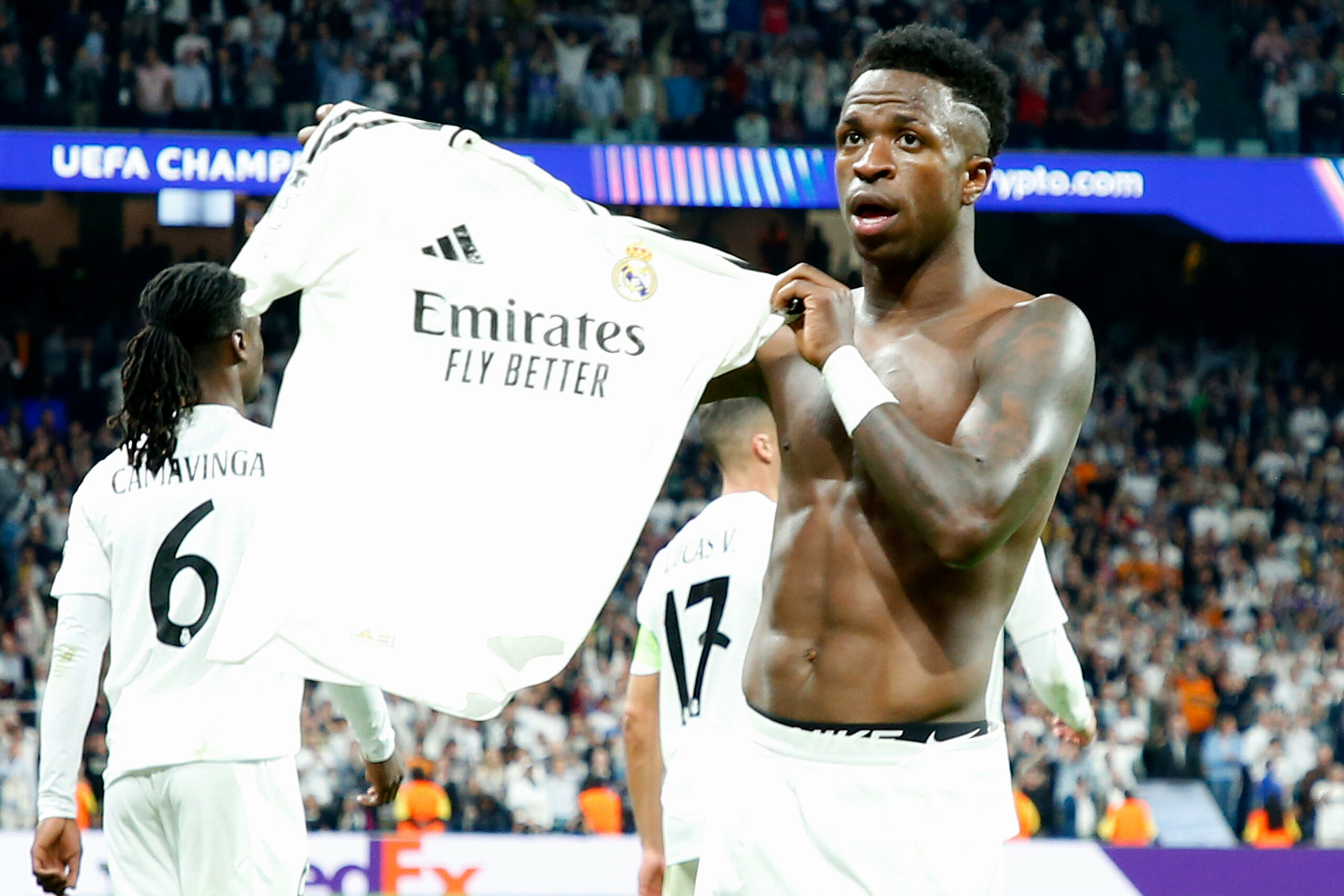 Vinicius Junior steht oberkörperfrei und hält sein Trikot in die Kamera