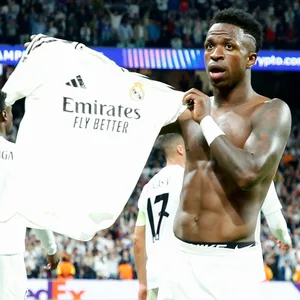 Vinicius Junior steht oberkörperfrei und hält sein Trikot in die Kamera