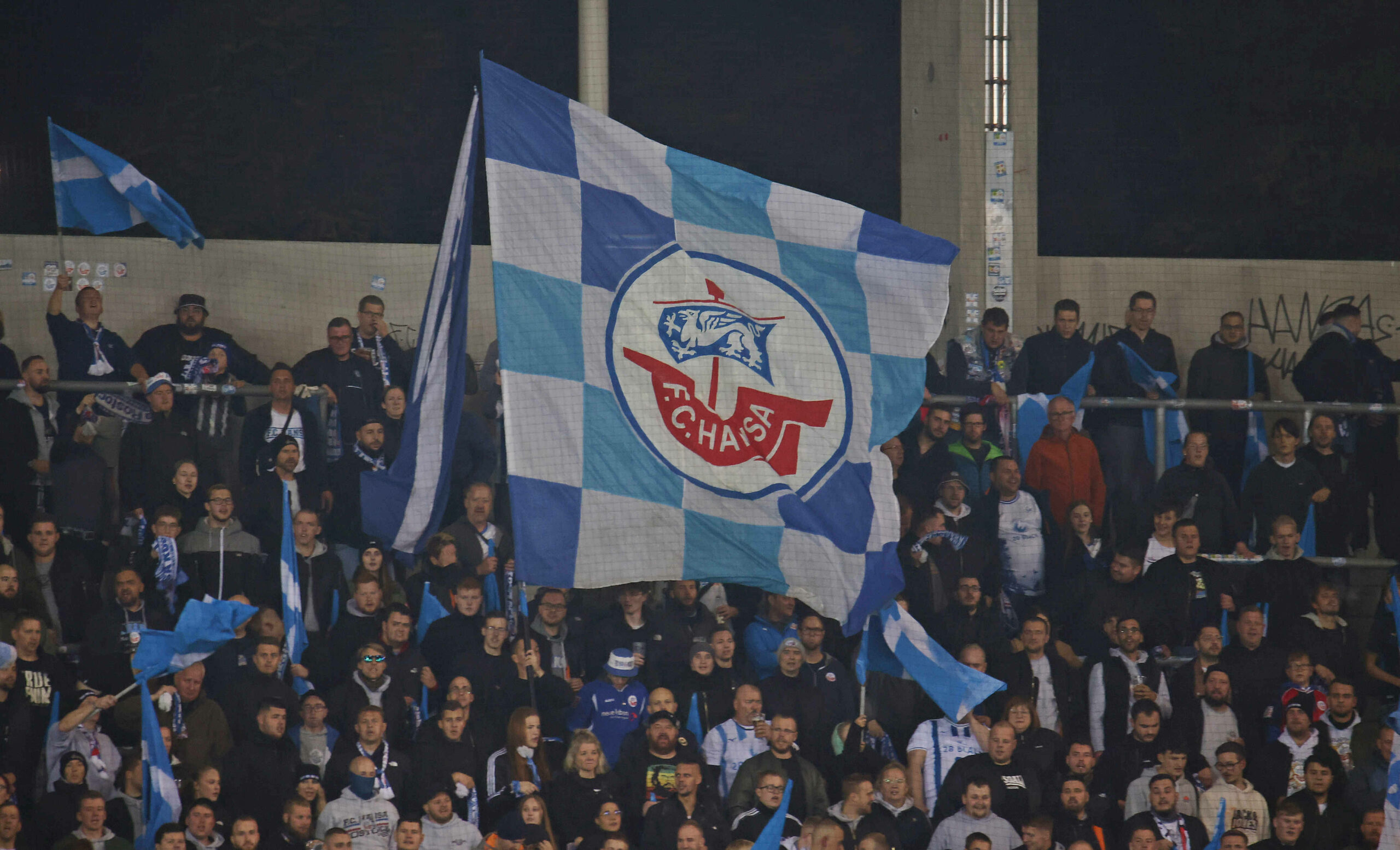 Zuschauerblock von Hansa Rostock mit großer Fahne