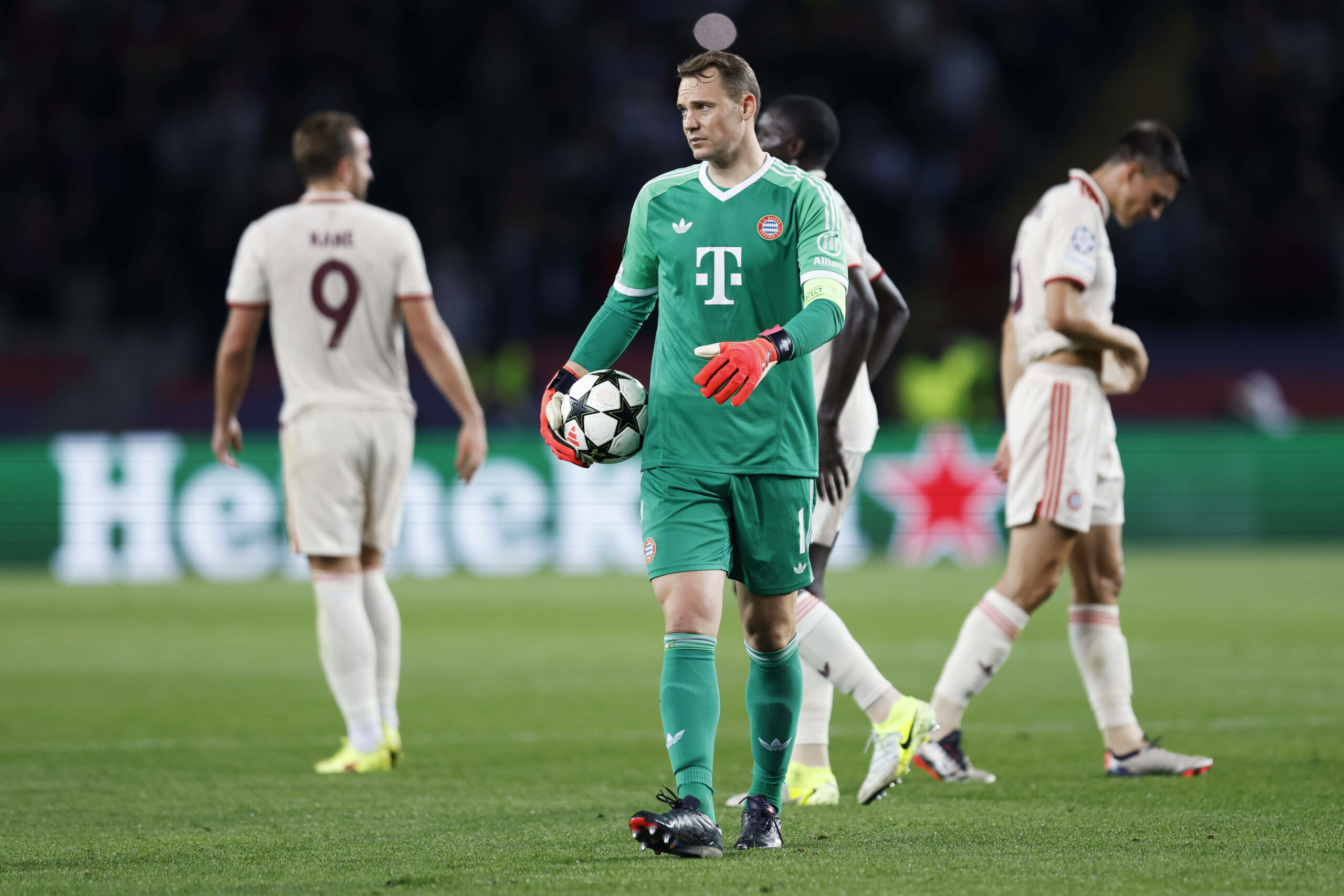 Manuel Neuer mit Ball in der Hand beim Spiel gegen den FC Barcelona, guckt enttäuscht