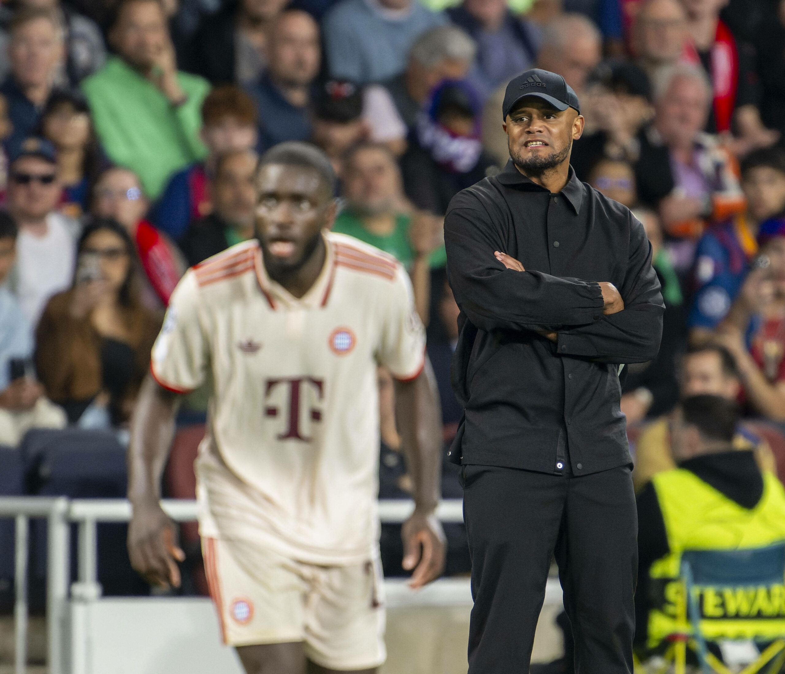 Vincent Kompany begleitet das Treiben auf dem Rasen entsetzt von der Seitenlinie aus.