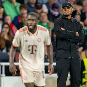 Vincent Kompany begleitet das Treiben auf dem Rasen entsetzt von der Seitenlinie aus.