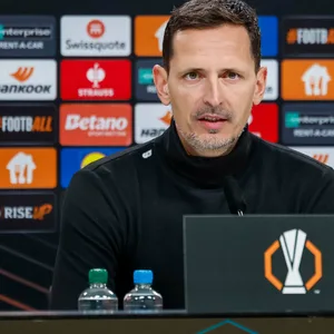 Dino Toppmöller bei der Pressekonferenz