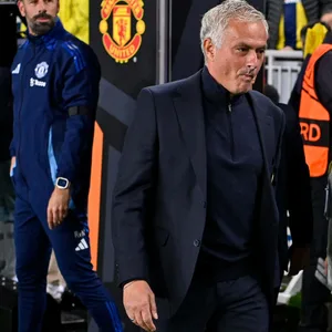 Jose Mourinho auf dem Weg zur Trainerbank