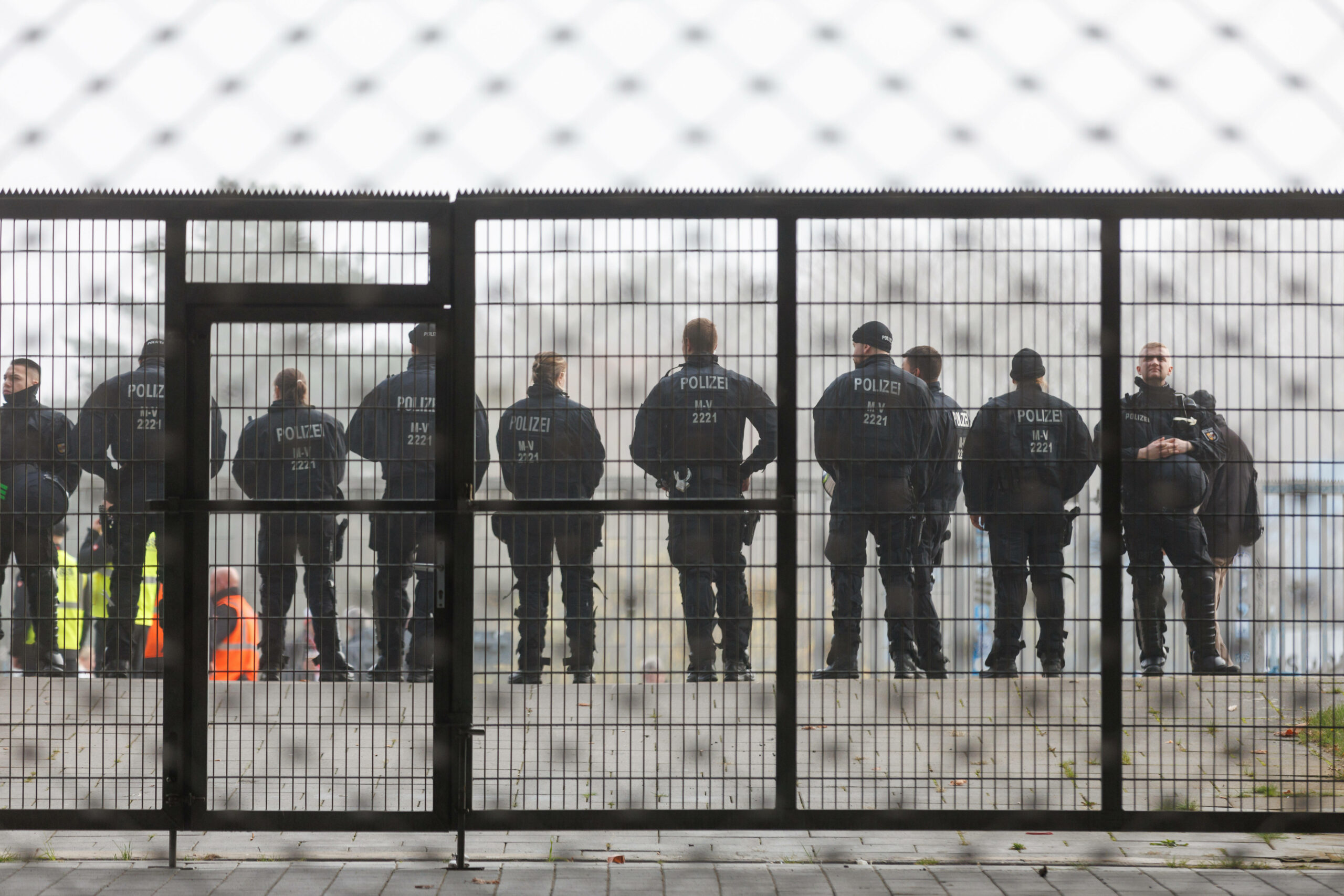 Polizei steht am Eingang der Gästefans