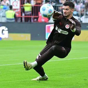 Nikola Vasilj hält einen Ball