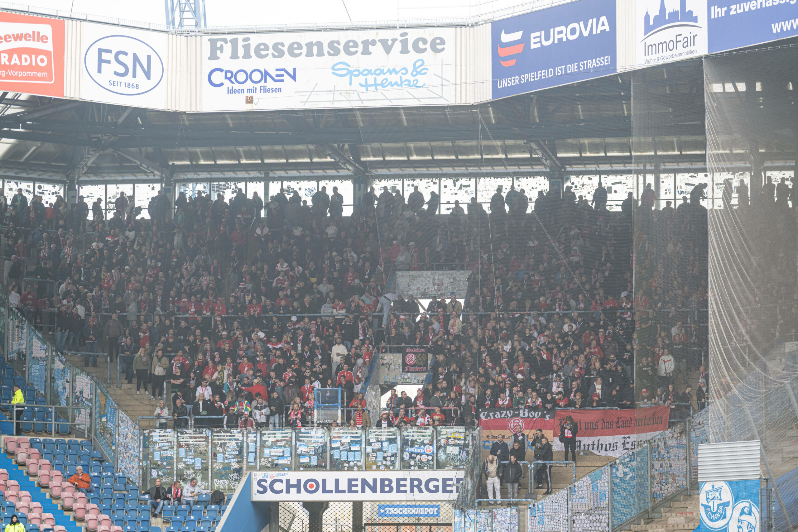 Essen Fans im Gästeblock in Rostock