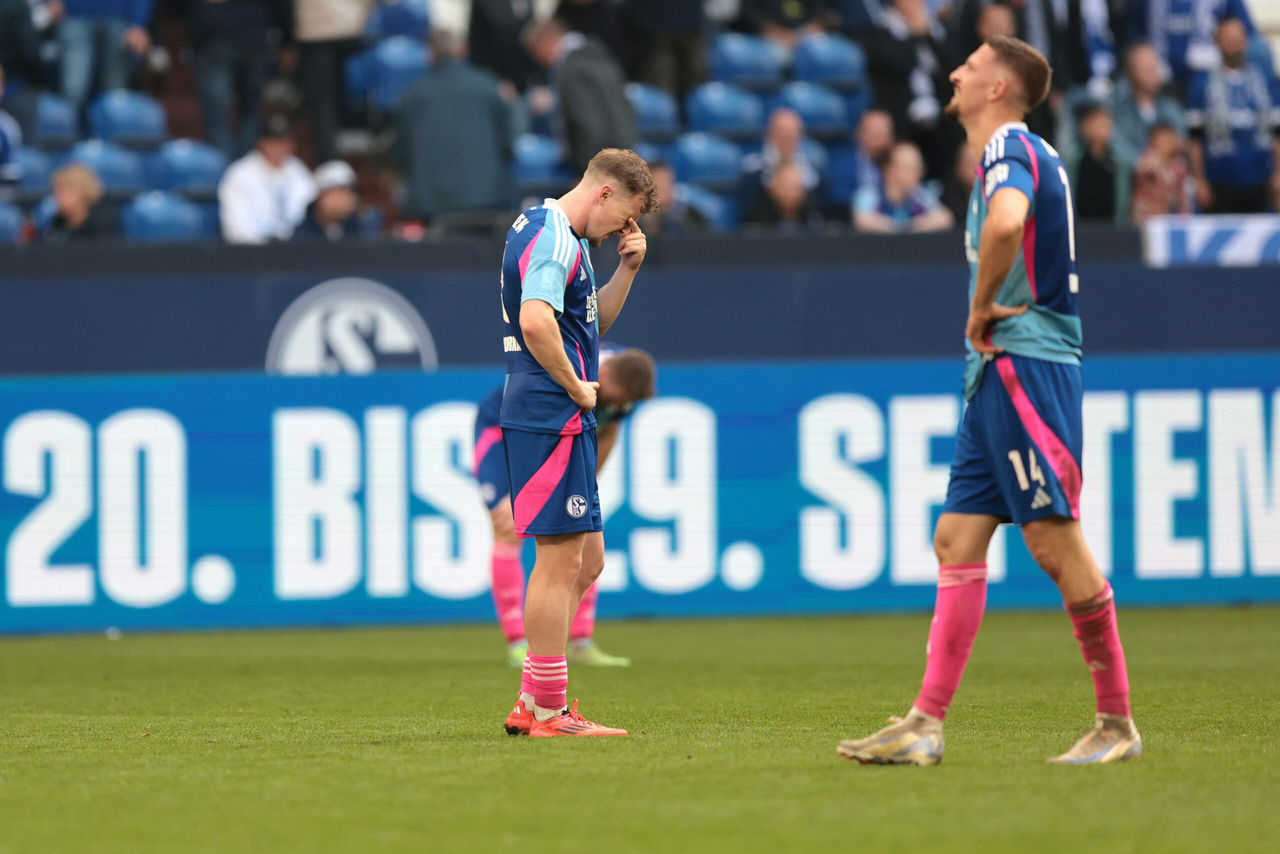 Niedergeschlagene Schalker nach der Niederlage gegen Greuther Fürth