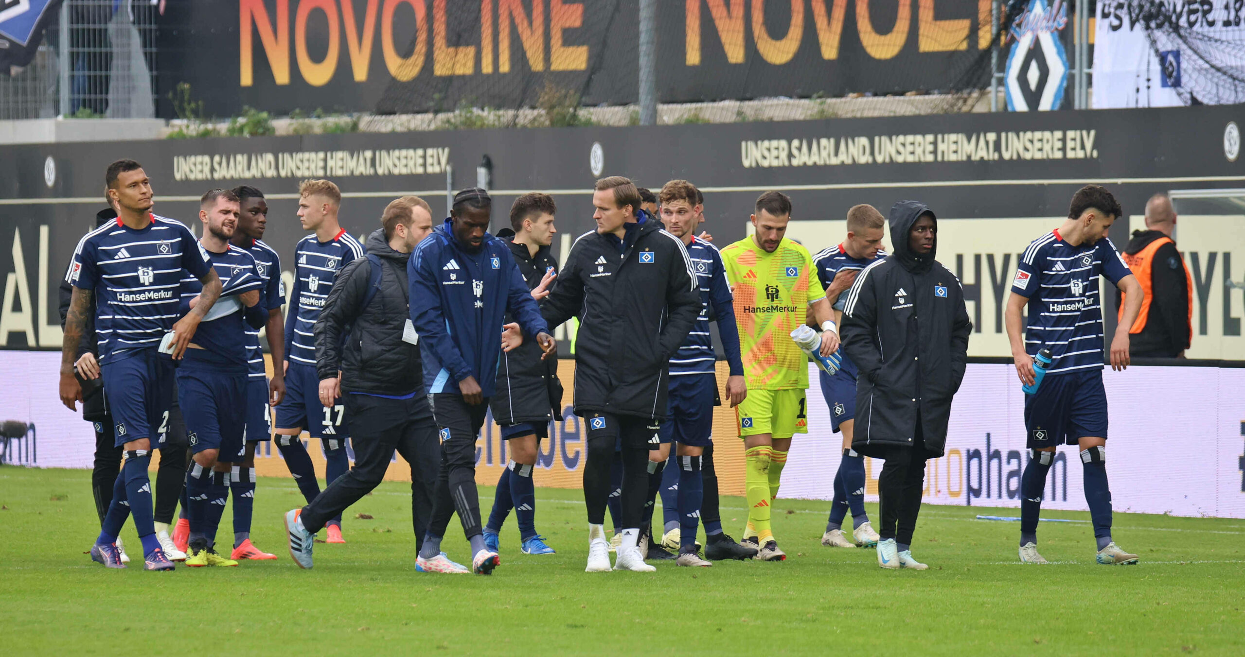 Nach dem 2:4 in Elversberg schleichen die HSV-Profis bedröppelt vom Platz