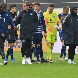 Nach dem 2:4 in Elversberg schleichen die HSV-Profis bedröppelt vom Platz