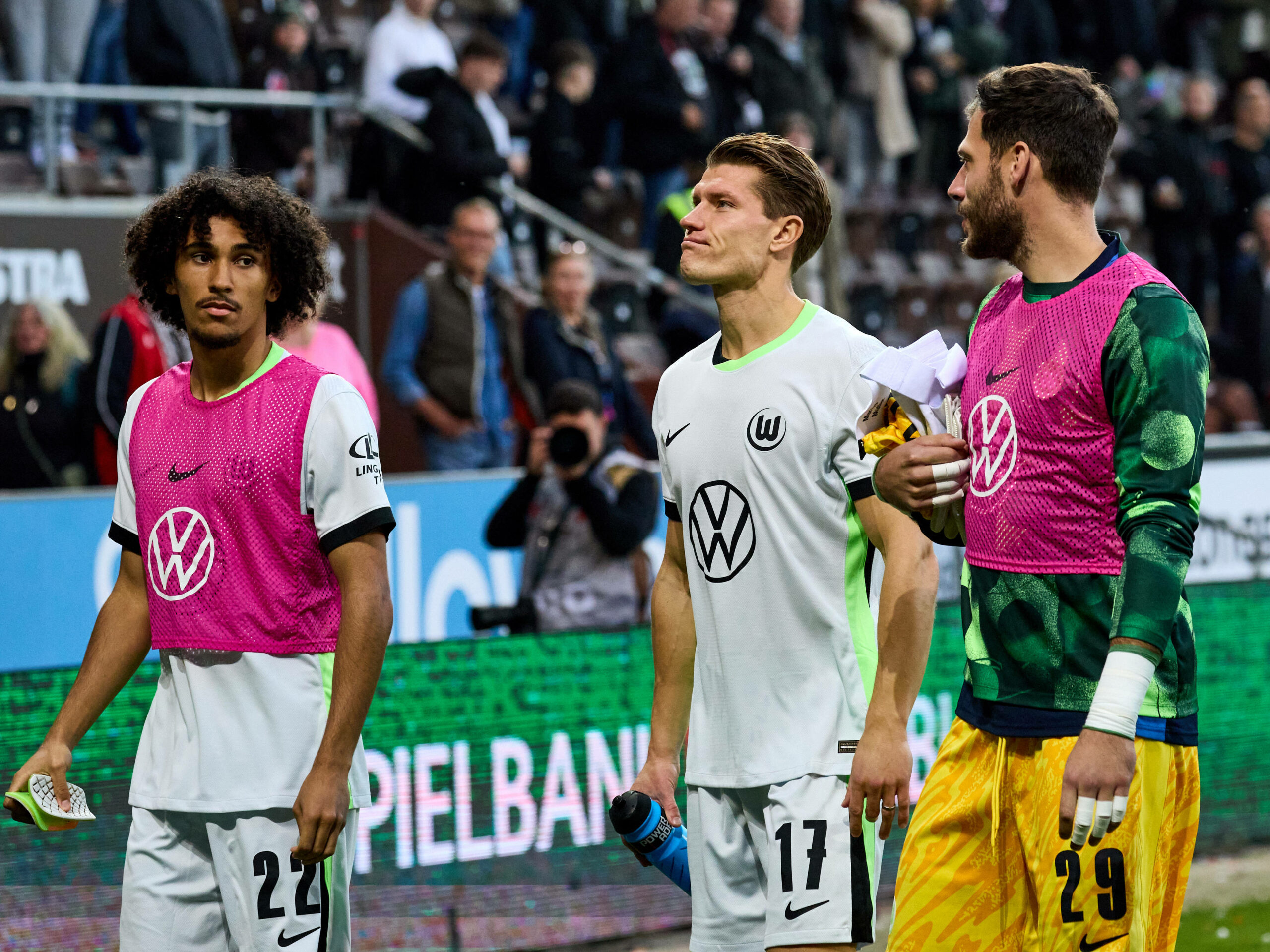 Kevin Behrens vor der St. Pauli-Tribüne