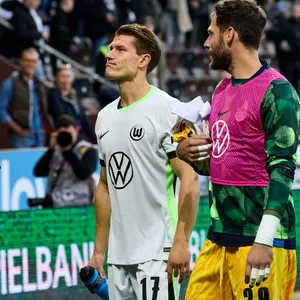 Kevin Behrens vor der St. Pauli-Tribüne