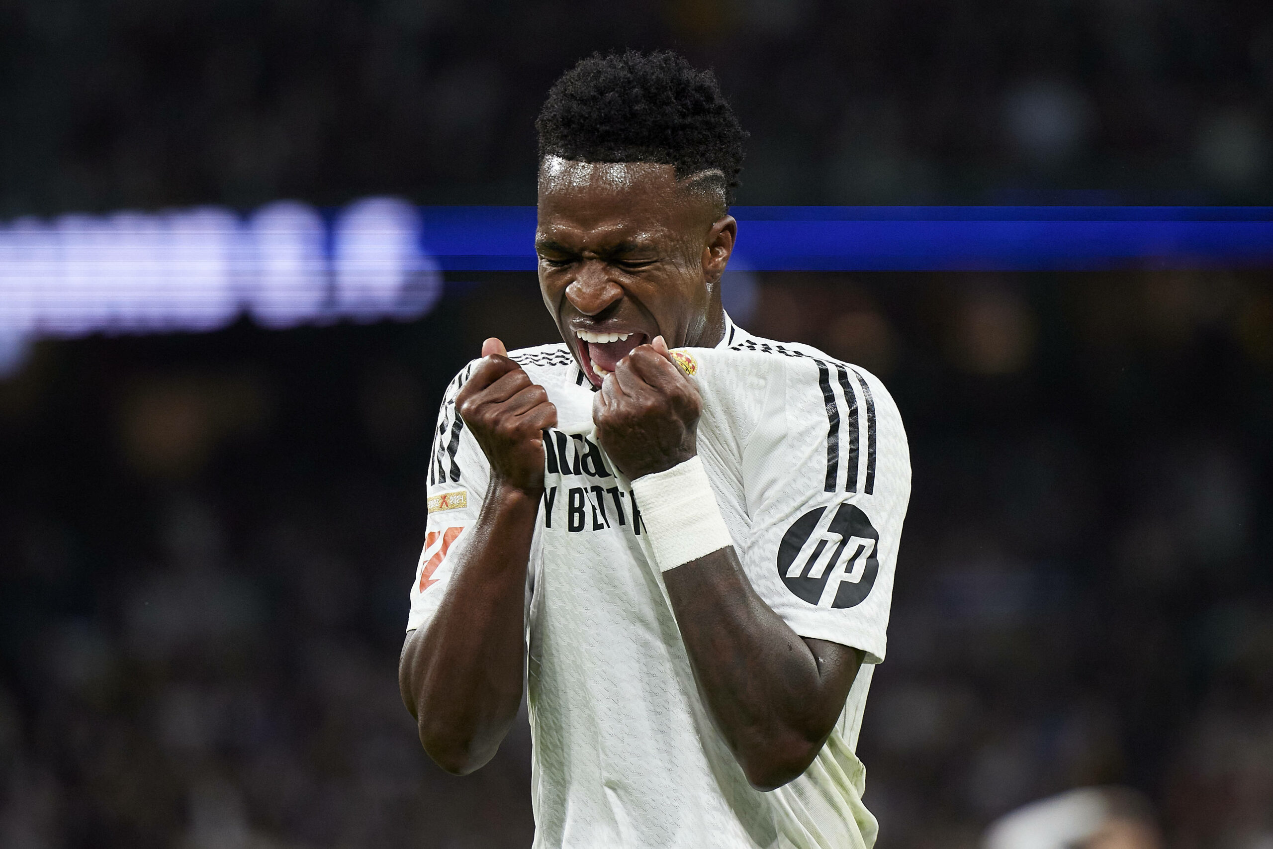 Vinicius Junior zieht frustriert an seinem Trikot.