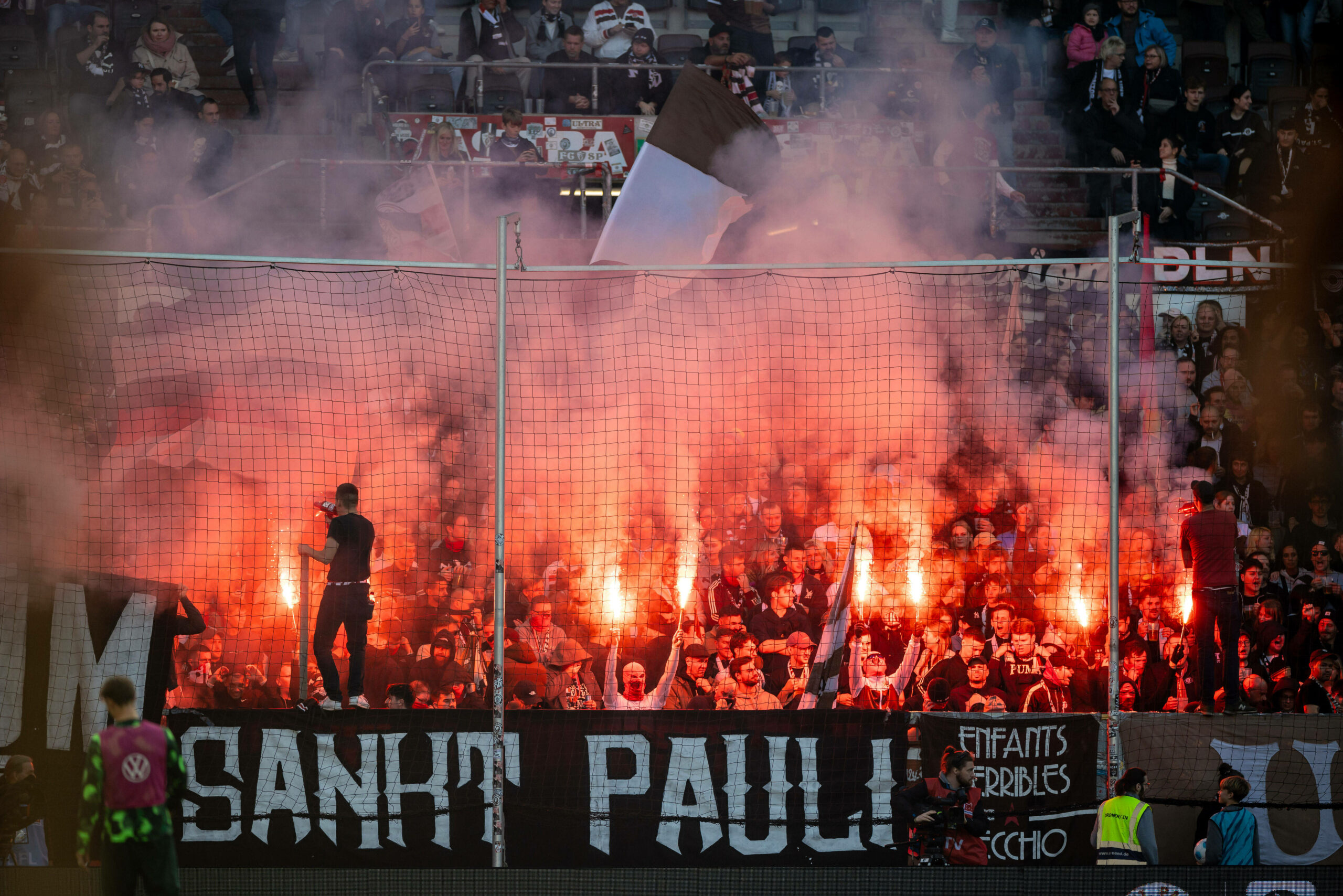 Keine Tore, aber Feuerwerk: St. Pauli-Ultras beim 0:0 gegen Wolfsburg