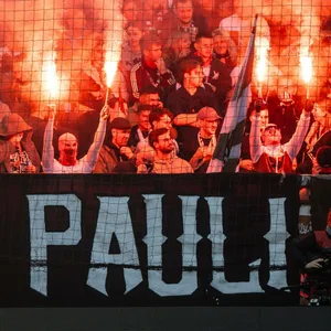 Keine Tore, aber Feuerwerk: St. Pauli-Ultras beim 0:0 gegen Wolfsburg
