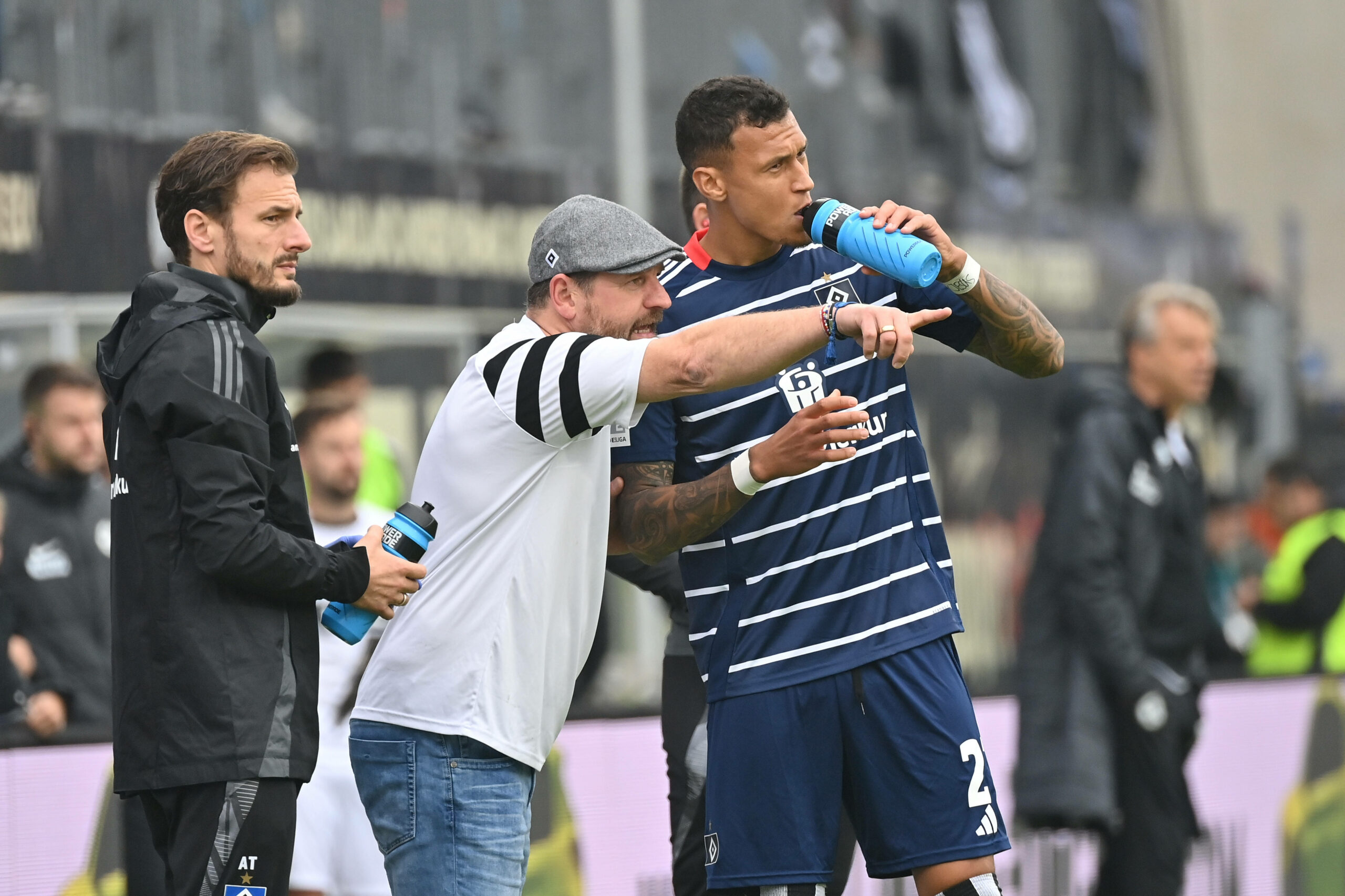 Trainer Steffen Baumgart spricht mit Torjäger Davie Selke