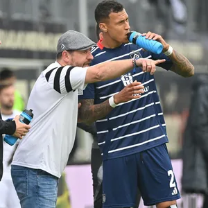 Trainer Steffen Baumgart spricht mit Torjäger Davie Selke