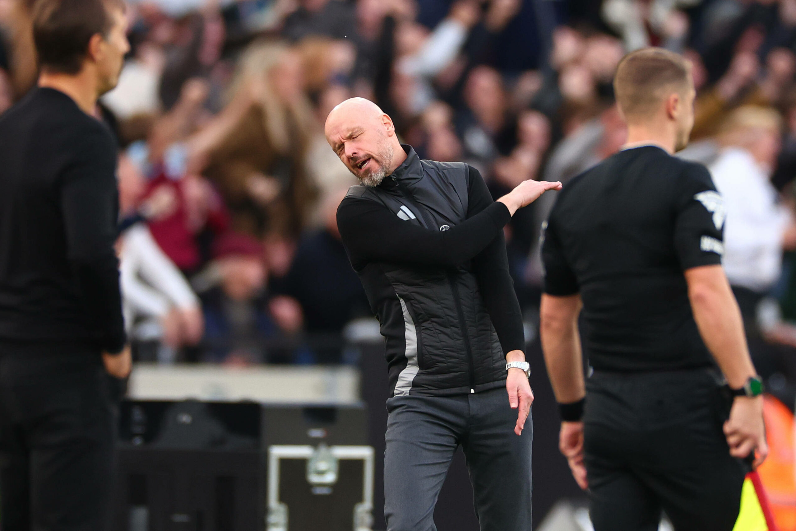 Erik ten Hag ärgert sich am Spielfeldrand.