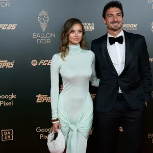 Mats Hummels und Nicola Cavanis stehen Arm in Arm bei der Vergabe des Ballon d'Or