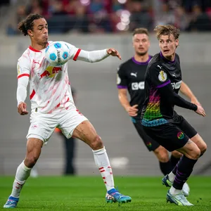 Eric Smith schaut Yussuf Poulsen hinterher