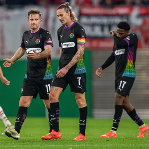 Johannes Eggestein, Jackson Irvine und Oladapo Afolayan gehen enttäuscht über den Platz