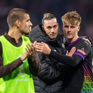 Jackson Irvine nimmt Erik Ahlstrand in den Arm.