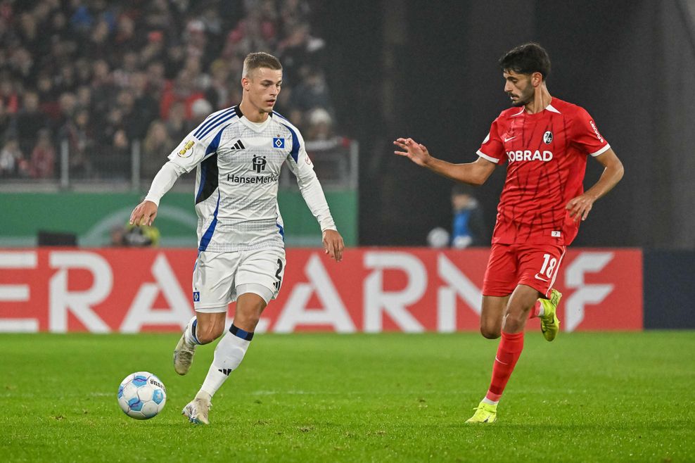 Miro Muheim (Hamburger SV) am Ball und im Duell mit Eren Dinkci (SC Freiburg)