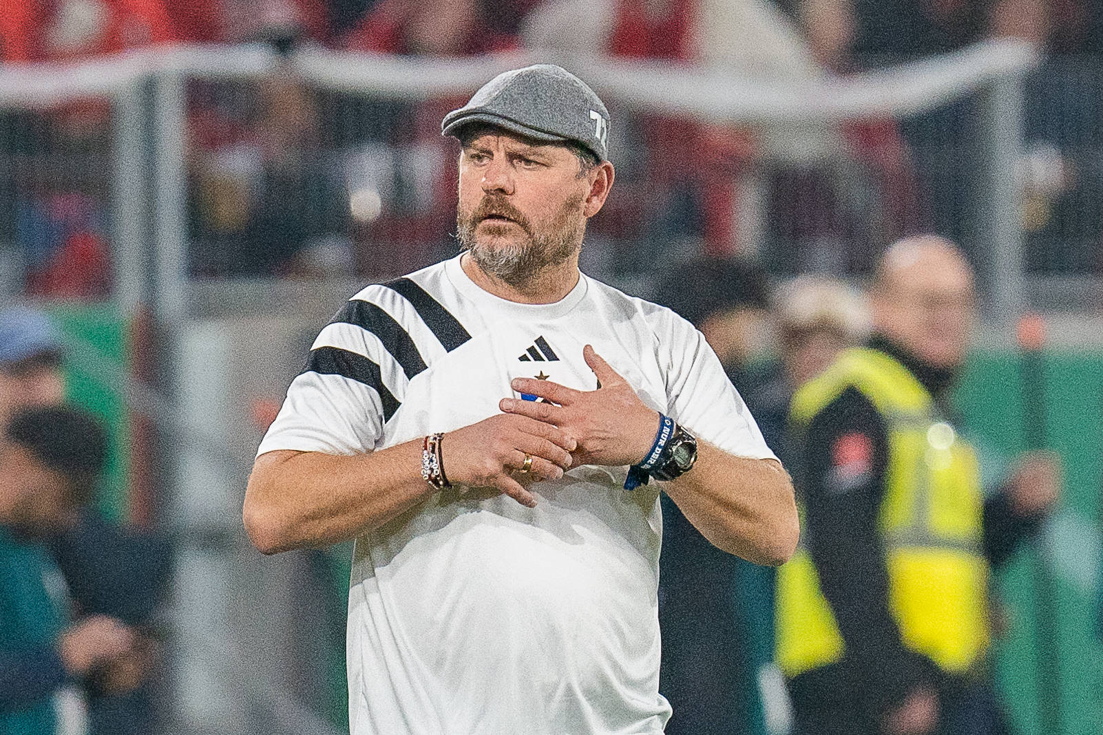 Steffen Baumgart beim HSV-Pokalaus in Freiburg