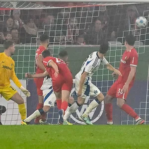 HSV-Profi Jonas Meffert köpft ins Freiburger Tor ein