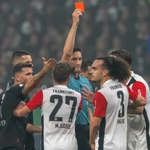 Arthur Theate (Eintracht Frankfurt) sieht die Rote Karte während des DFB-Pokal-Spiels zwischen Eintracht Frankfurt und Borussia Mönchengladbach