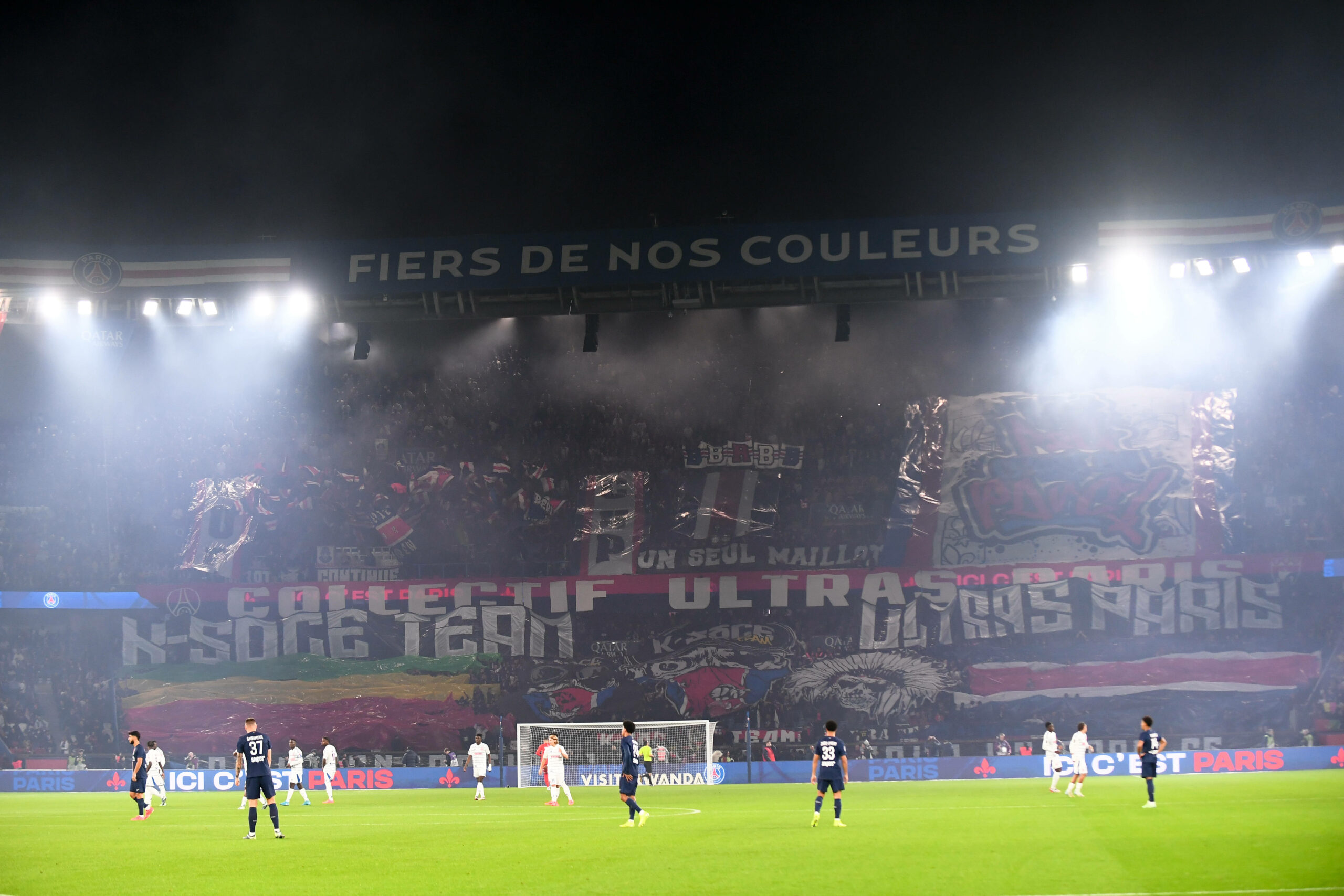 Choreografie auf der Tribüne der Pariser Ultras beim Spiel PSG gegen Straßburg, Spieler stehen auf dem Platz