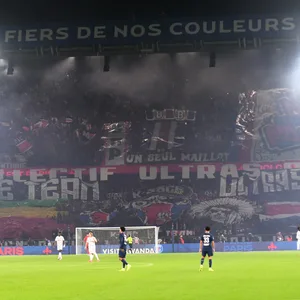 Choreografie auf der Tribüne der Pariser Ultras beim Spiel PSG gegen Straßburg, Spieler stehen auf dem Platz