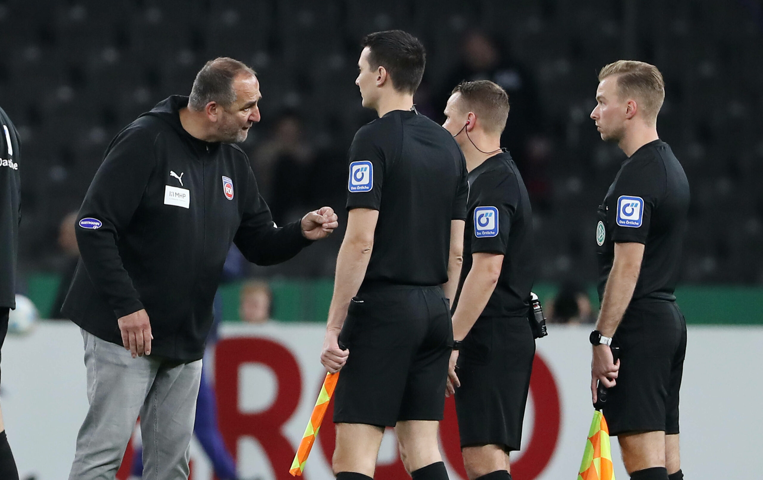 Trainer Frank Schmidt redet mit Schiedsrichter Dr. Robert Kampka wegen eines aberkannten Tores, Assistent Marcel Gasteiner und Martin Wilke stehen daneben