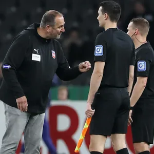 Trainer Frank Schmidt redet mit Schiedsrichter Dr. Robert Kampka wegen eines aberkannten Tores, Assistent Marcel Gasteiner und Martin Wilke stehen daneben