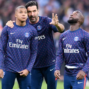 Gianluigi Buffon unterhält sich mit Kylian Mbappe, während Lassana Diarra an ihnen vorbei geht