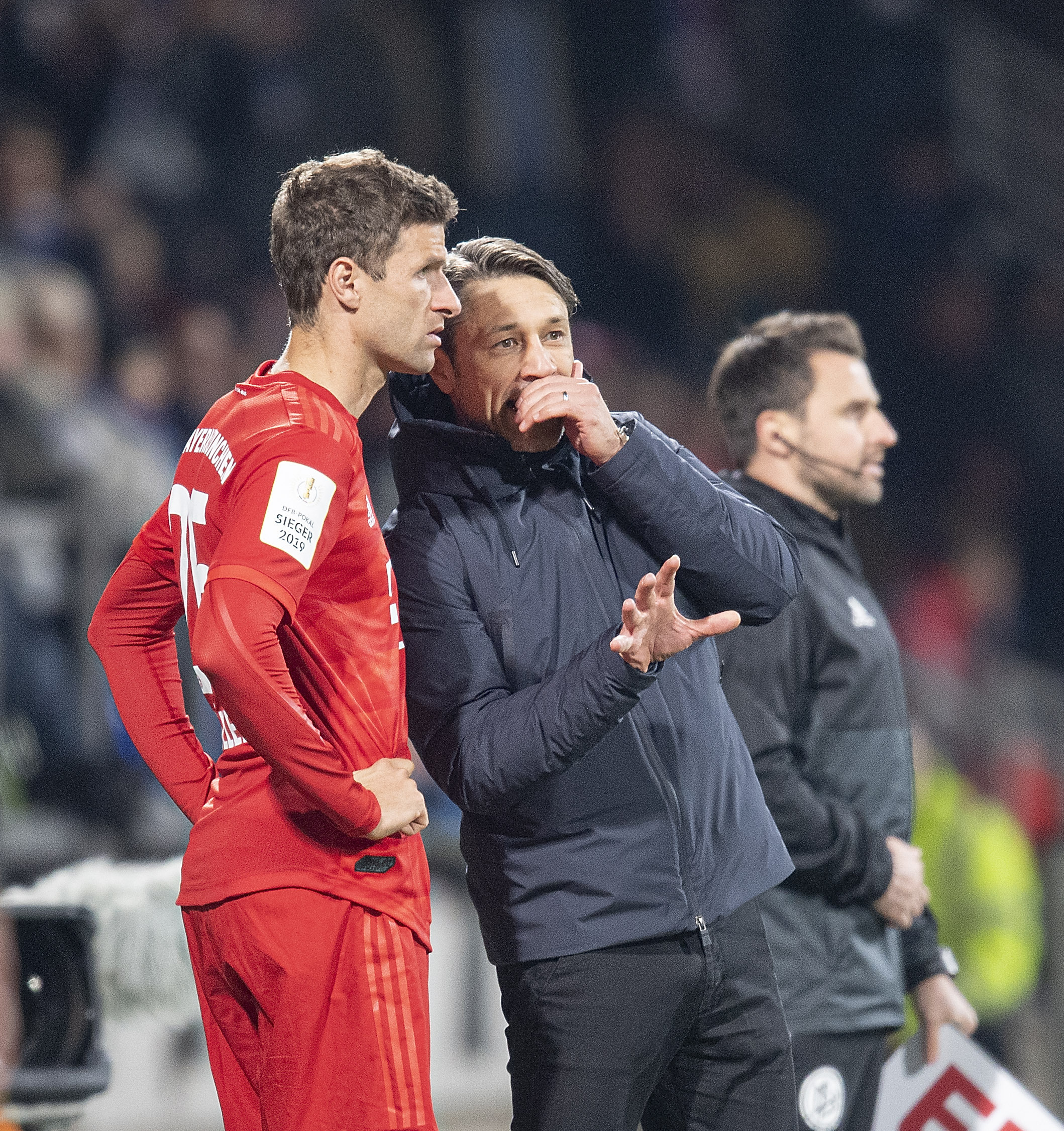 Niko Kovac mit Thomas Müller vor der Einwechslung