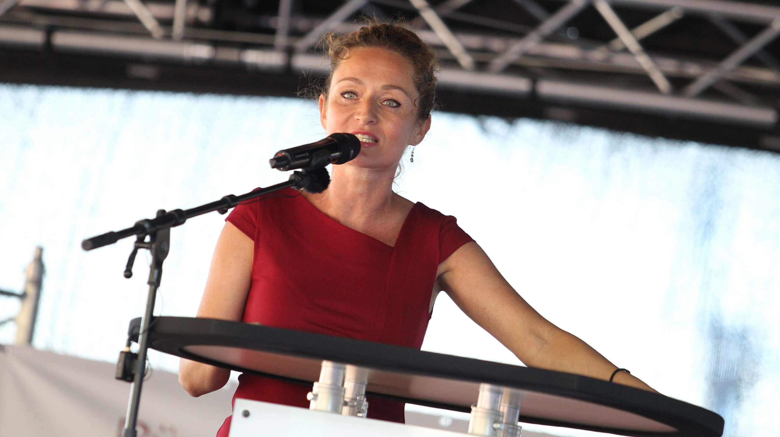 Zaklin Nastic bei einer Wahlkampfveranstaltung für das BSW in Altona im Sommer.