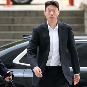 Alanyaspor-Profi Ui-jo Hwang geht im Anzug zu einem Gerichtstermin