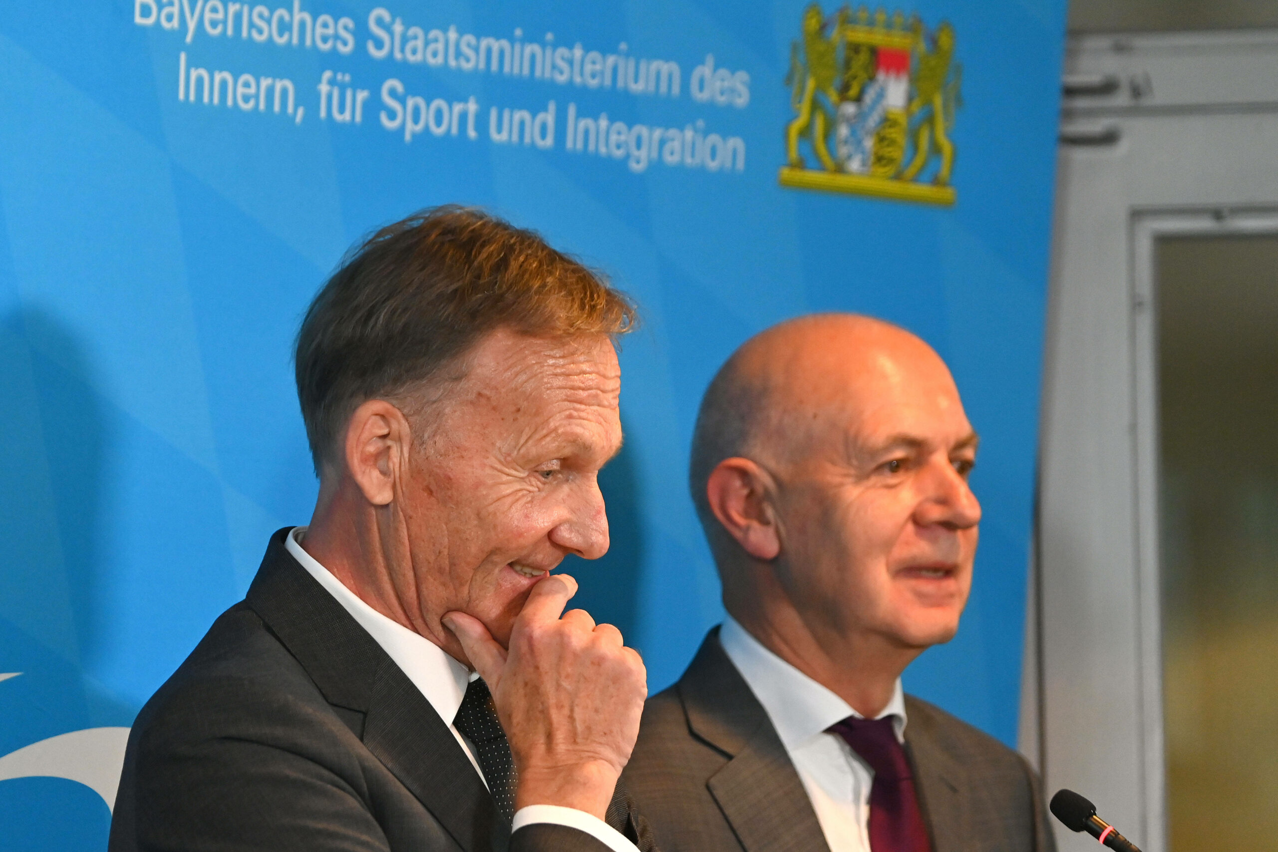 Hans-Joachim Watzke und Bernd Neuendorf auf einer Pressekonferenz